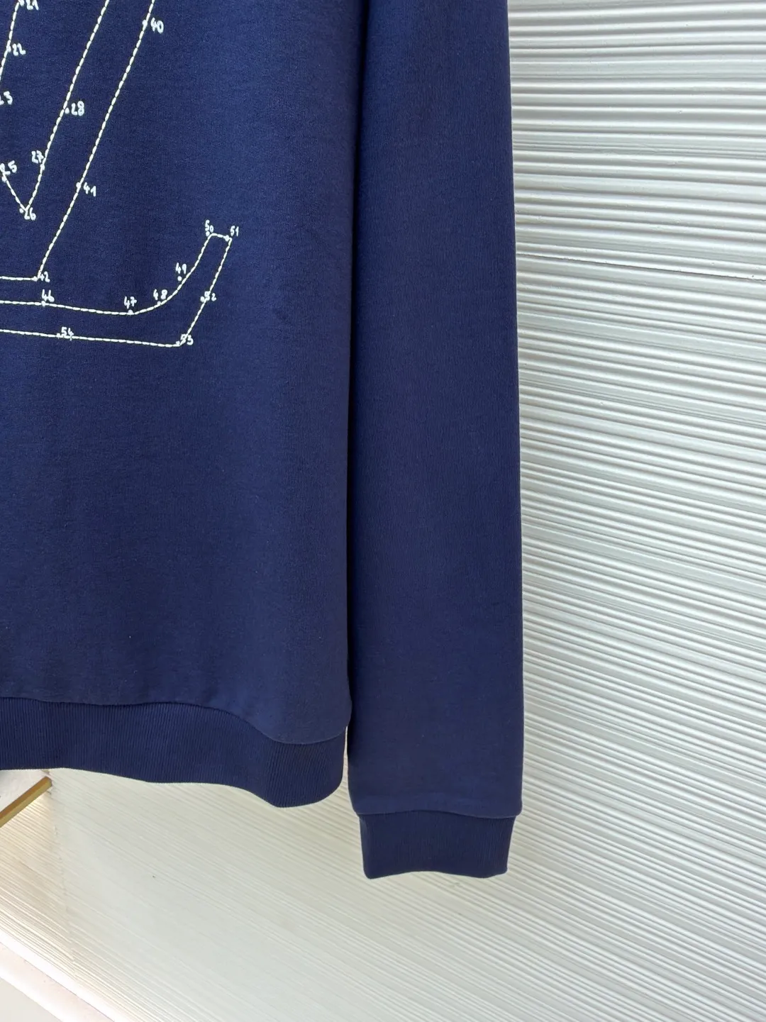LOUIS VUITTON constellation embroidered round neck sweatshirt ●Original version: purchased and developed for 7499 ●Item number: 1681804-A90 ●Fabric: cotton sweatshirt fabric ●Technology: embroidery production ●Color: navy blue ●Version: fitted version ●Weight: about 485 grams ●Size: S-M-L-XL ●Description: 32s double-ply cotton sweatshirt fabric After the gray cloth is dyed and finalized, the base fabric is subjected to a fleece shearing process. An eight-claw machine is used for screen printing and laser engraving on kefir. The printing effect is matte and feels light and thin. The embroidery uses a Tajima embroidery machine imported from Japan. The overall wiring is straight and delicate, the fabric is comfortable and soft, and the color is consistent without color difference. It can be matched with the same style to create a fashionable look and control various occasions. Customized accessories, complete with three standards, same style for men and women!